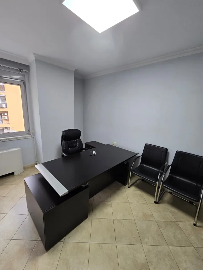 Tirane, jepet me qera zyre Kati 5, 136 m² 1.200 € (Libri Universitar)