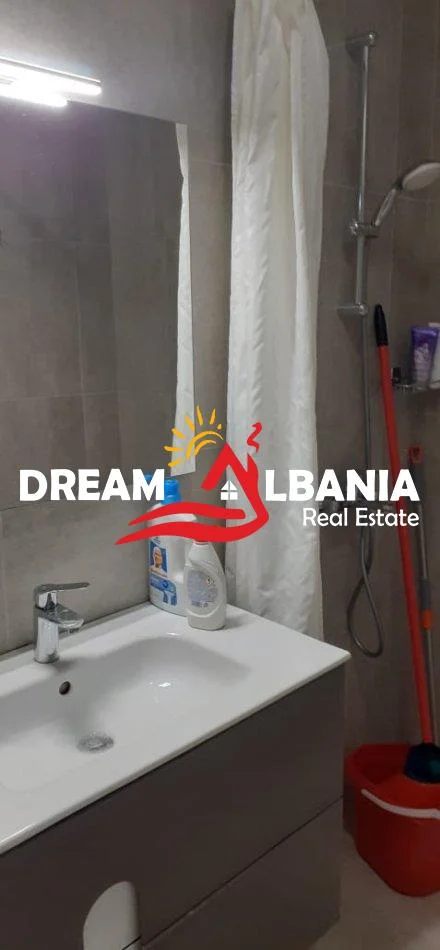 Tirane, jepet me qera 2+1 , 80 m² 600 € (Kristal Center)