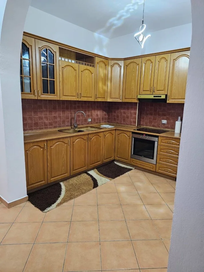 Tirane, jepet me qera apartament 3+1 Kati 2, 90 m² 550 € (Marlin Barleti Selite)