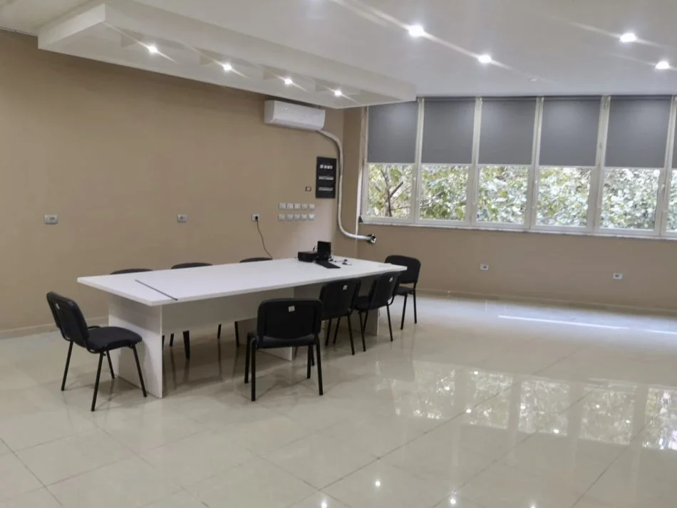 Tirane, jepet me qera ambjent biznesi Kati 1, 410 m² 2.500 € (Rruga Muzaket)