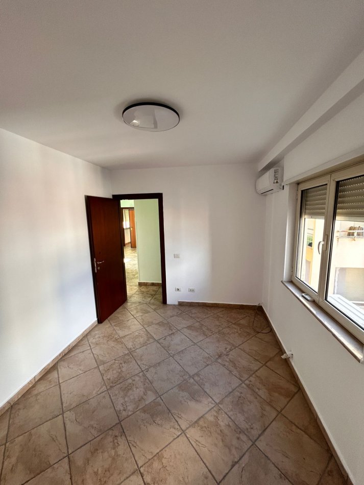 Tirane, jepet me qera 2+1+Ballkon Kati 6, 110 m² 600 € (Fortuzi)