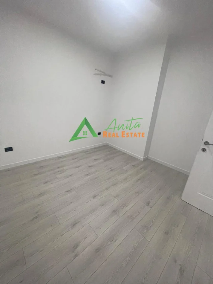 Tirane, jepet me qera zyre Kati 2, 105 m² 1300 € (Myslym Shyri, rruge kryesore) afer qendres