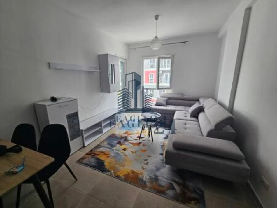 Tirane, jepet me qera apartament 2+1 Kati 4, 74 m² 450 € (univers city)