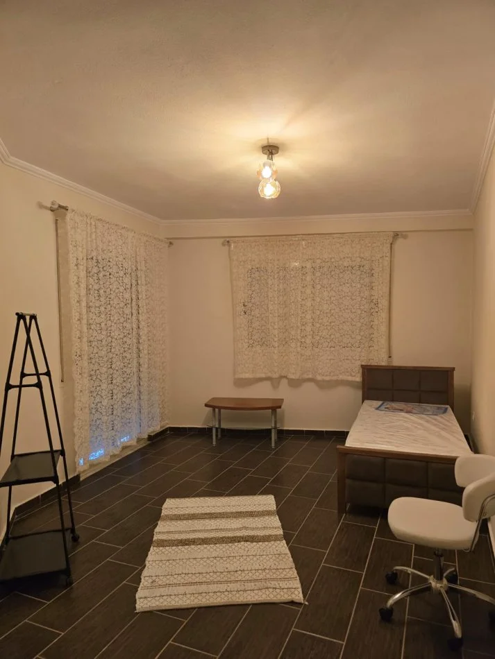Tirane, jepet me qera apartament 2+1 Kati 4, 120 m² 500 € (Pallatet Derveni Misto Mame)