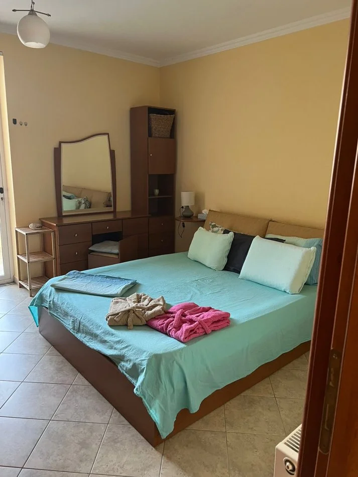 Tirane, jepet me qera apartament 1+1+Ballkon Kati 7, 70 m² 500 € (komuna e parisit)