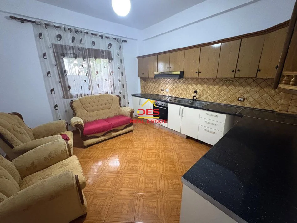 Vlore, jepet me qera Vile 2+1+Ballkon Kati 0, 110 m² 350 € (Rruga Sokrat Leka)