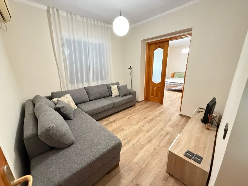Tirane, jepet me qera apartament 3+1 Kati 3, 120 m² 650 € (Rruga e kavajes)