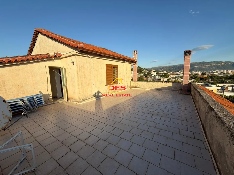 Shqiperi, jepet me qera Vile 1+1+Ballkon Kati 3, 80 m² 300 € (Rruga Demokracia)