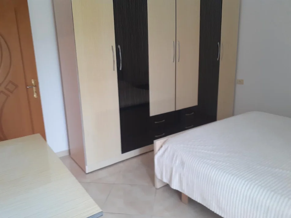 Tirane, jepet me qera shtepi 1+1+Ballkon Kati 2, 400 € (Laprake)
