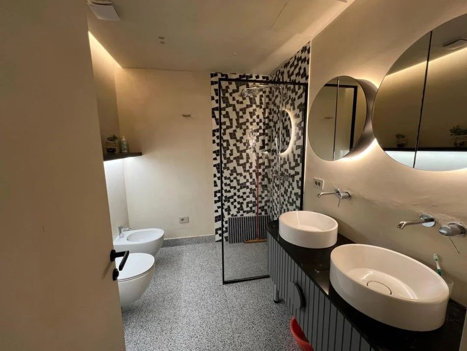 Tirane, shitet apartament 3+1 , 188 m² (BLLOK)