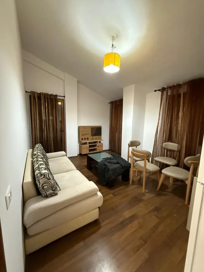 Tirane, jepet me qera apartament 1+1+Ballkon Kati 6, 60 m² 500 € (rruga Bill Klinton)