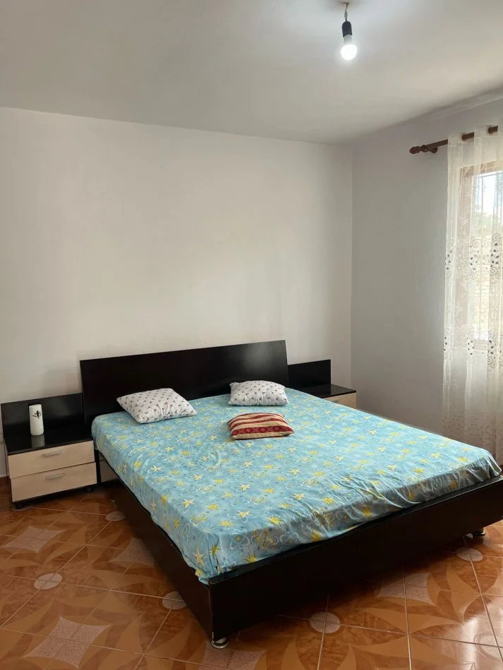 Tirane, jepet me qera shtepi 1 Katshe Kati 1, 400 m² 600 € (Bernardin Palaj)