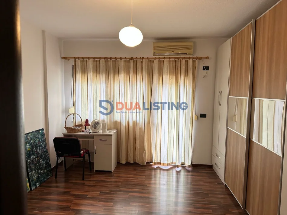 Tirane, jepet me qera apartament 2+1 , 850 € (Rruga Faik Konica)