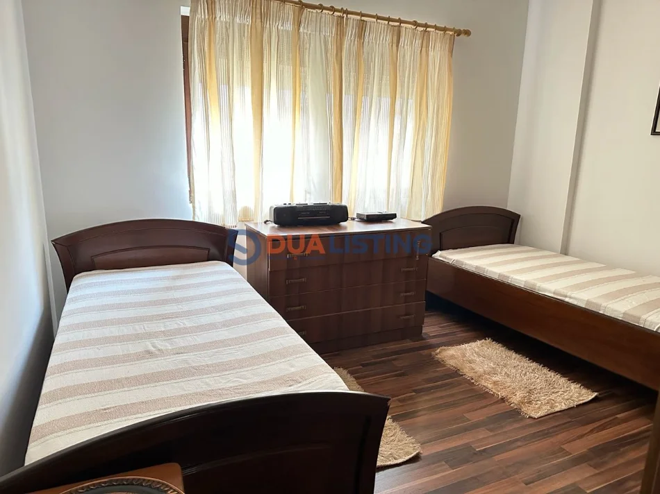 Tirane, jepet me qera apartament 2+1 , 850 € (Rruga Faik Konica)