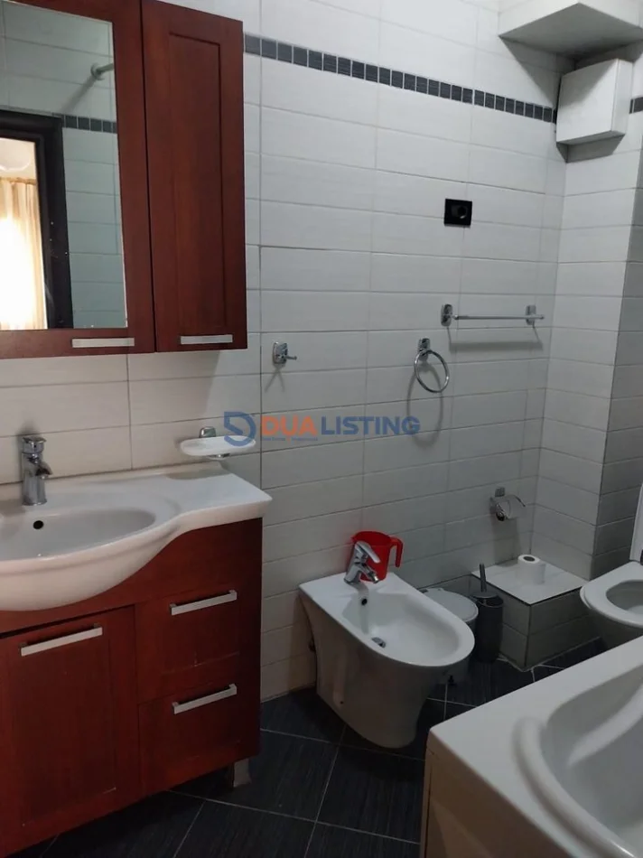 Tirane, jepet me qera apartament 2+1 , 850 € (Rruga Faik Konica)
