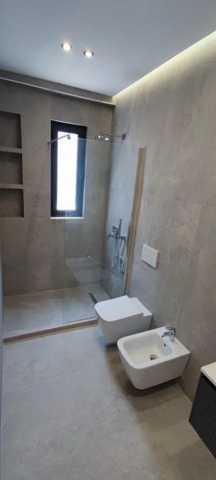 Tirane, jepet me qera apartament 2+1+Ballkon Kati 4, 115 m² 550 € (Rezidenca Harmonuy)