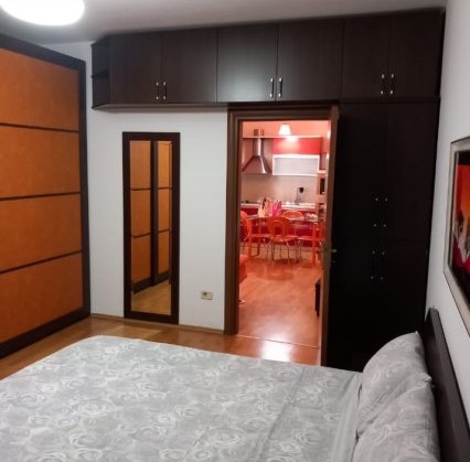 Tirane, jepet me qera apartament 1+1+Aneks+Ballkon Kati 4, 65 m² 600 € (21 Dhjetori , tek Supermarket Joena)