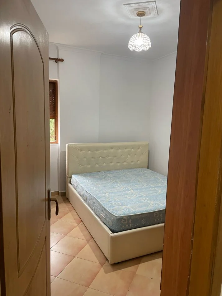 Tirane, jepet me qera apartament 2+1 Kati 3, 450 € (Riza Çuka)