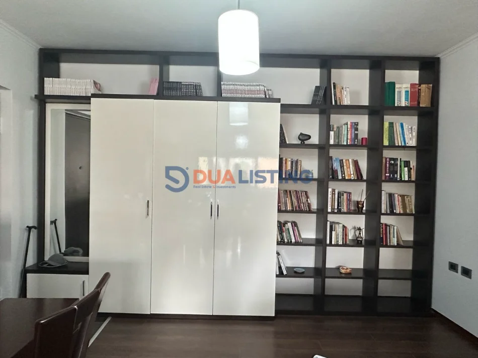 Tirane, jepet me qera apartament 2+1 , 850 € (Rruga Faik Konica)
