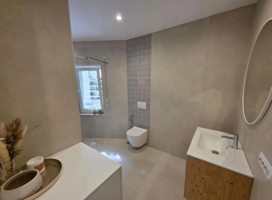 Tirane, jepet me qera apartament 1+1/ post parkimi Kati 0, 65 m² 800 € (Rezidenca Kodra e Diellit 1)