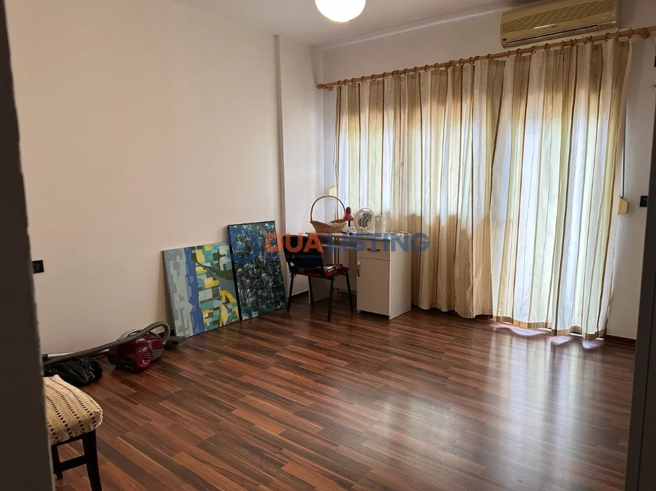 Tirane, jepet me qera apartament 2+1 , 850 € (Rruga Faik Konica)