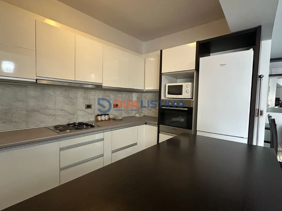 Tirane, jepet me qera apartament 2+1 , 850 € (Rruga Faik Konica)