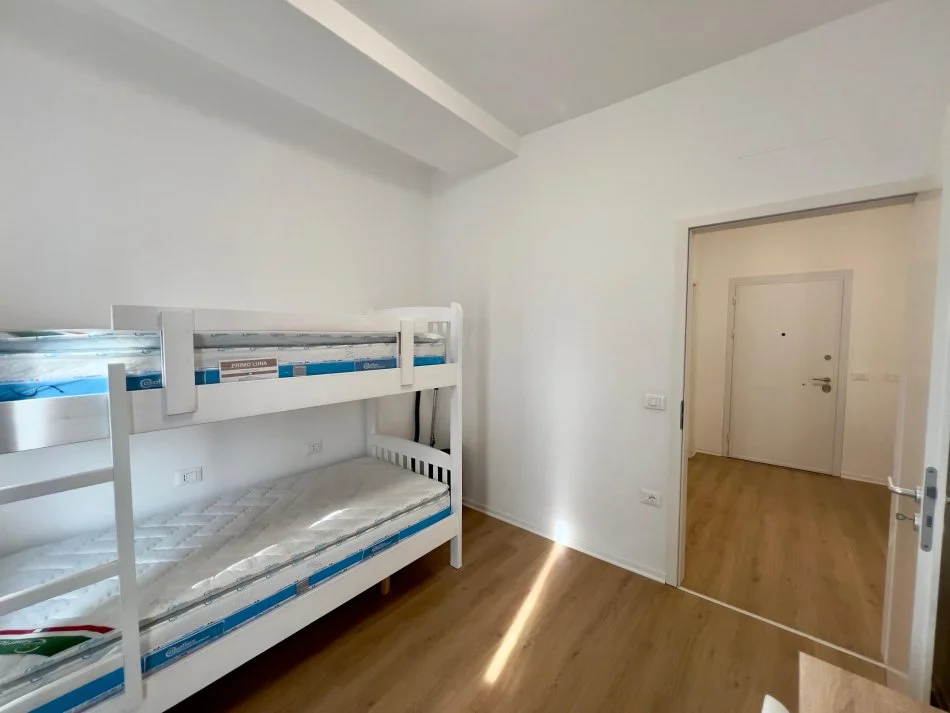 Tirane, jepet me qera apartament 2+1+Ballkon Kati 10, 100 m² 800 € (rruga frosina plaku)