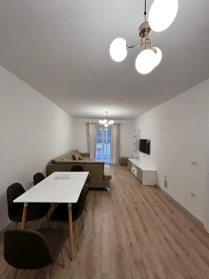 Tirane, jepet me qera apartament 1+1 , 350 € (Sheshi Garibaldi)