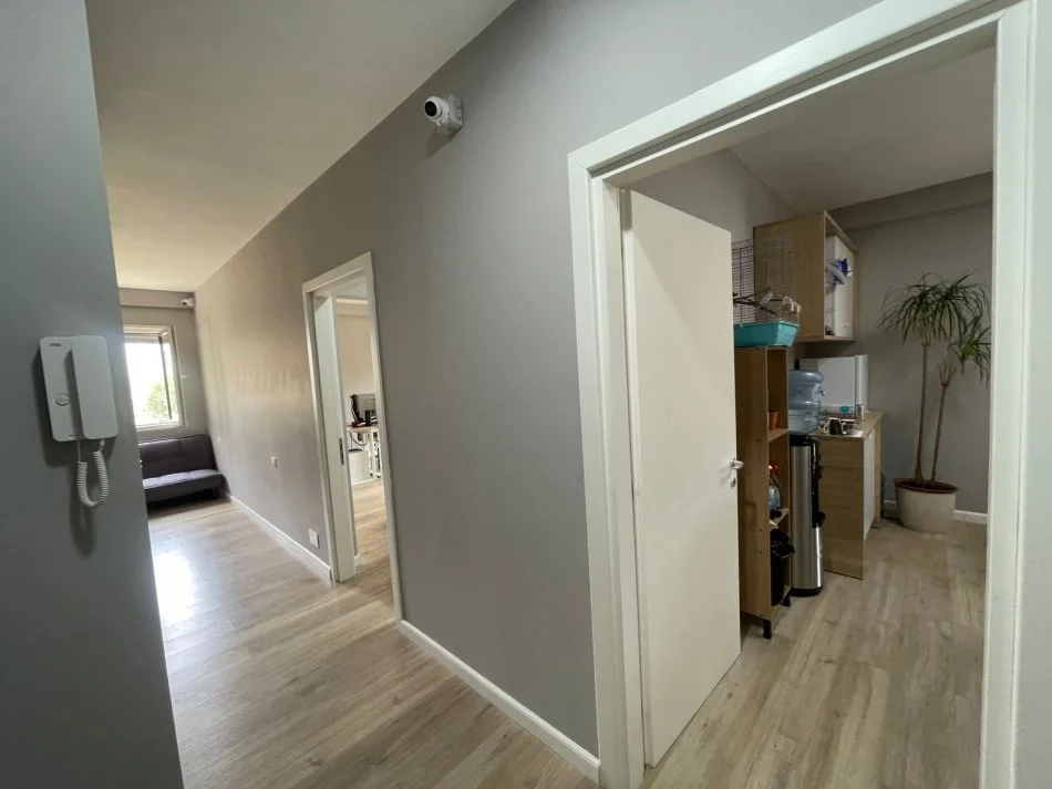 jepet me qera zyra me mobilje  apartament 2+1+Ballkon Kati 1, 110 m² 700 €-astir