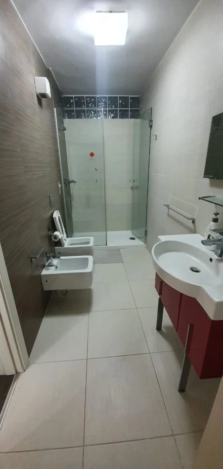 Tirane, jepet me qera apartament 2+1+Ballkon Kati 5, 100 m² 500 € (pran Petro Ninit)