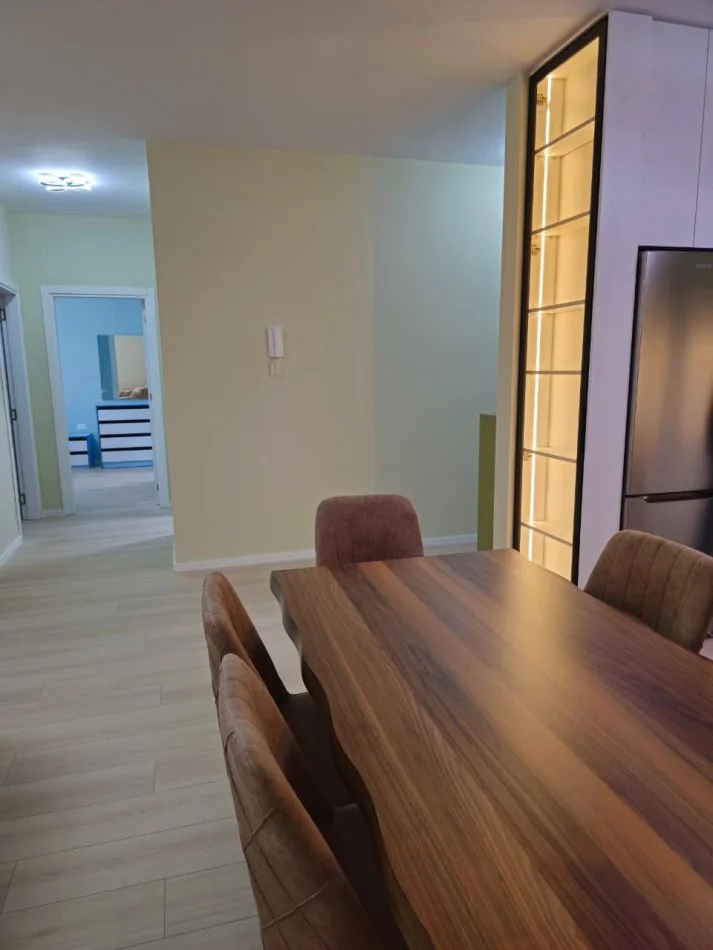 Tirane, jepet me qera apartament 2+1+Ballkon Kati 4, 120 m² 1.300 € (Liqeni i Thatë)