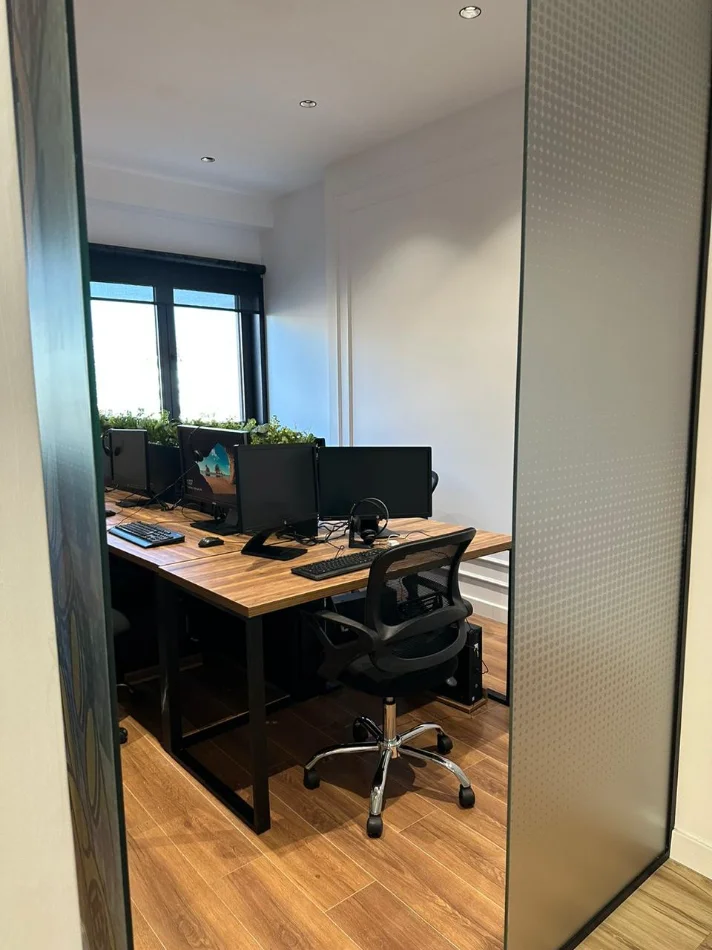 Tirane, jepet me qera zyre Kati 2, 215 m² 1.700 €