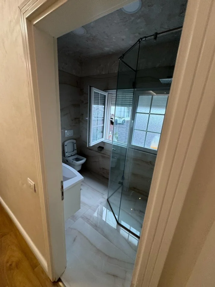 Tirane, jepet me qera apartament 3+1+Ballkon , 198 m² 920 € 