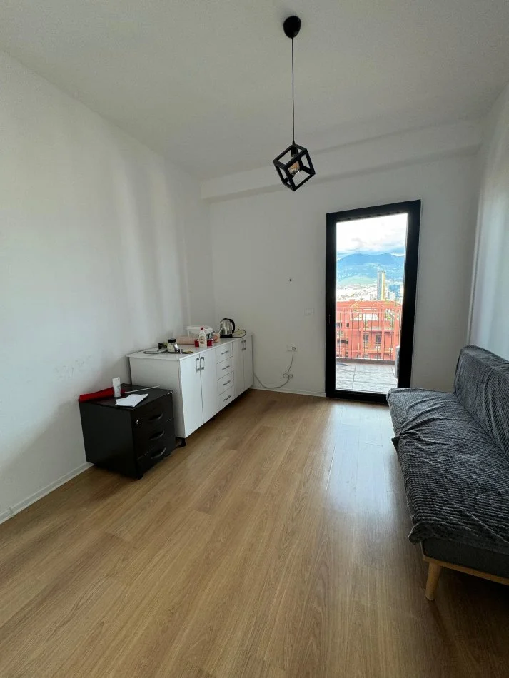 Tirane, jepet me qera ambjent biznesi Kati 18, 160 m² 1.500 € 