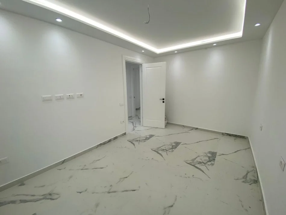 Tirane, jepet me qera zyre Kati 7, 104 m² 1.000 € (RRUGA MINE PEZA)