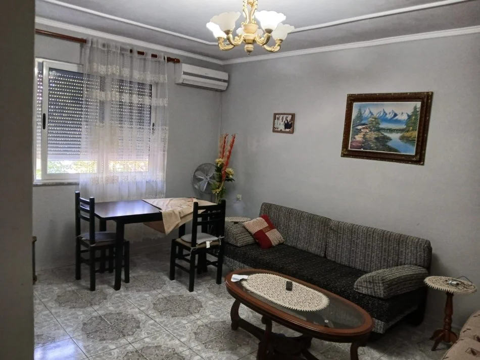 Tirane, jepet me qera apartament 1+1 Kati 2, 70 m² 400 € (Tek Xhamia Xhura)