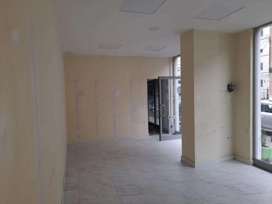 Durres, jepet me qera ambjent biznesi Kati 0, 130 m² 1.000 € (Stacioni Trenit Durres)