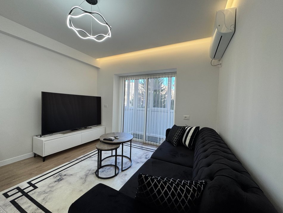 Tirane, jepet me qera apartament 1+1+Ballkon Kati 3, 65 m² 500 € (xhamllik)