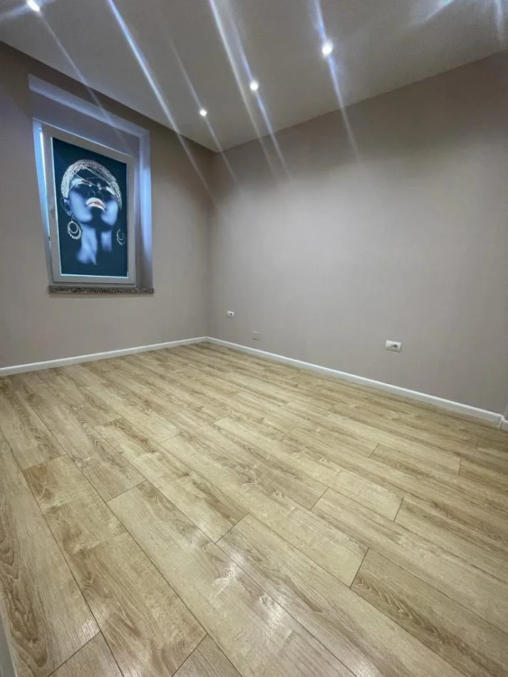 Tirane, jepet me qera apartament 2+1+Ballkon Kati 1, 63 m² 700 € (Stadiumi Dinamo)