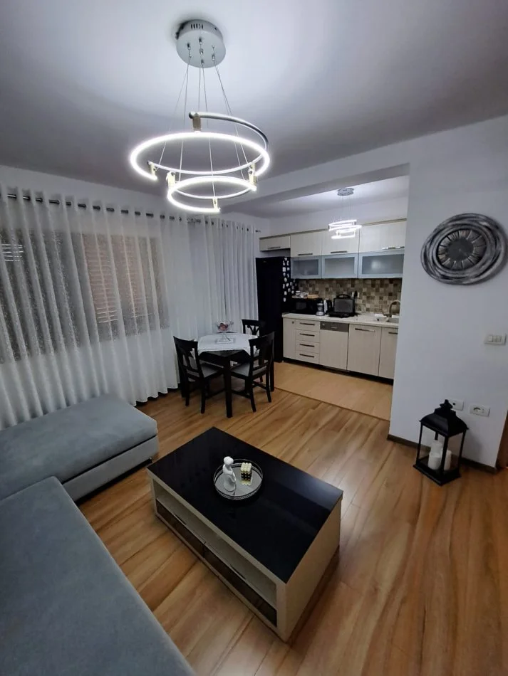 Tirane, jepet me qera apartament 3+1 Kati 4, 80 m² 900 € (Piramida)