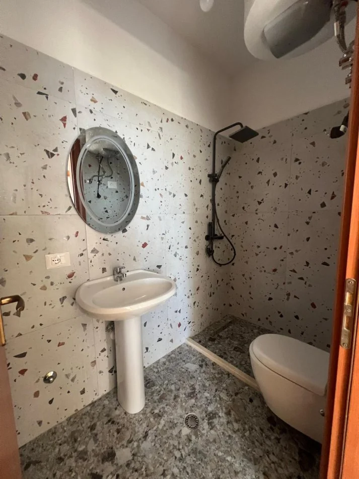 Tirane, shitet apartament 1+1+Ballkon Kati 4, 59 m² 78.000 € (Restorant Fresku, tek Sparkly Paws)