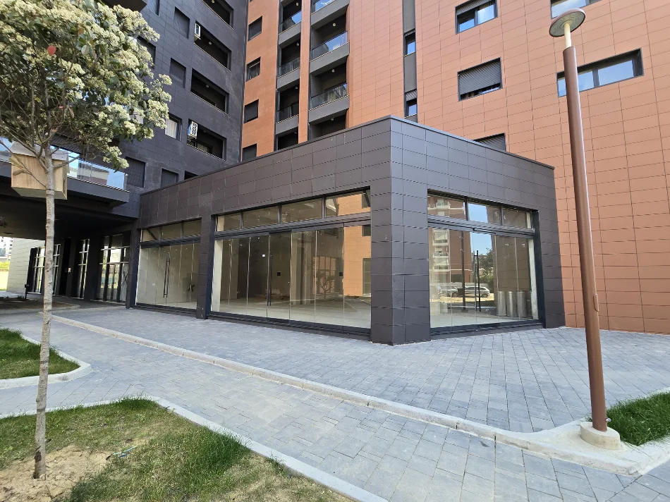 Tirane, jepet me qera ambjent biznesi Kati 0, 180 m² 2.000 € 