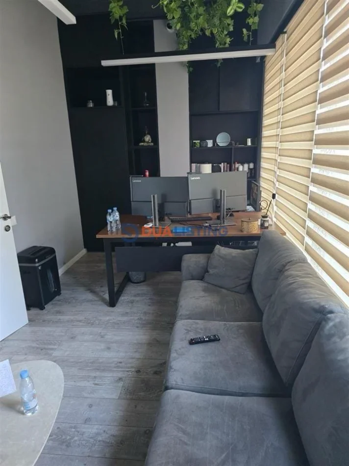 Tirane, jepet me qera zyre , 108 m² 2.000 € (Square 21)