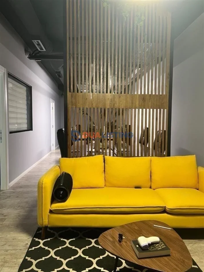 Tirane, jepet me qera zyre , 108 m² 2.000 € (Square 21)