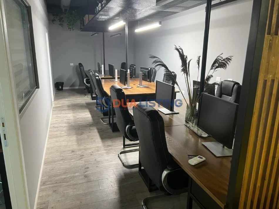 Tirane, jepet me qera zyre , 108 m² 2.000 € (Square 21)