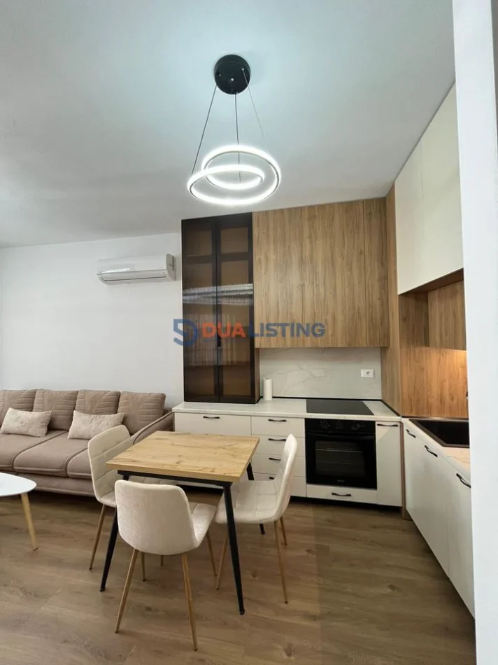 Tirane, jepet me qera apartament 1+1 , 450 € (Kompleksi Kadiu)