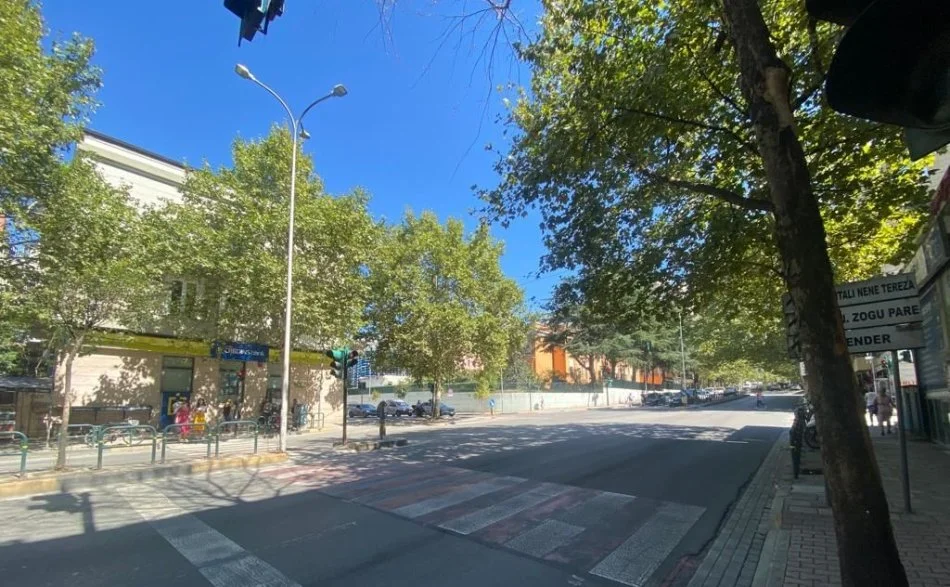 Tirane, jepet me qera dyqan Kati 0, 85 m² 1.000 € (Rruga Asim Vokshi)