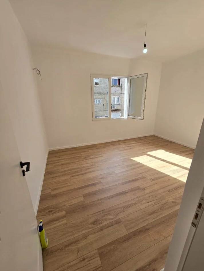 Tirane, shitet apartament 2+1 Kati 3, 75 m² 129.000 € (Oxhaku)