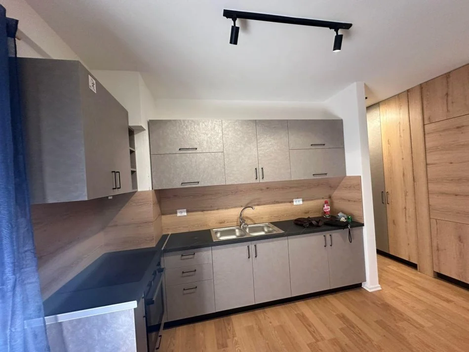 Tirane, jepet me qera apartament 1+1+Ballkon Kati 3, 70 m² 600 € (Hamdi Pepa)