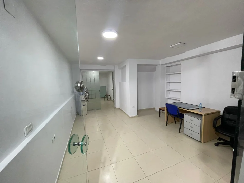 Tirane, jepet me qera ambjent biznesi Kati 0, 50 m² 520 € (Prane shkolles Jeronim De Rada)